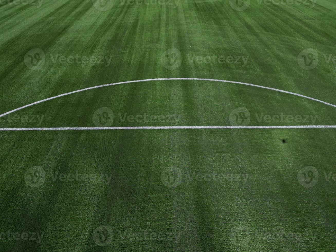 voetbal veld- in de platteland, antenne visie van drone. foto