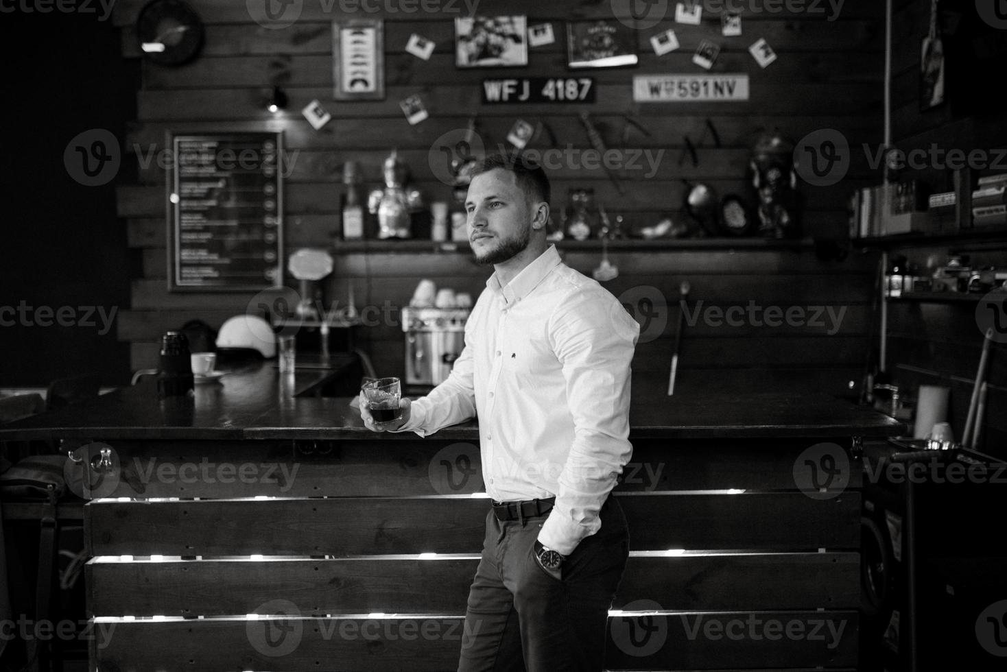 portret van een jong vent bruidegom Bij de opleiding kamp in de kapperszaak foto