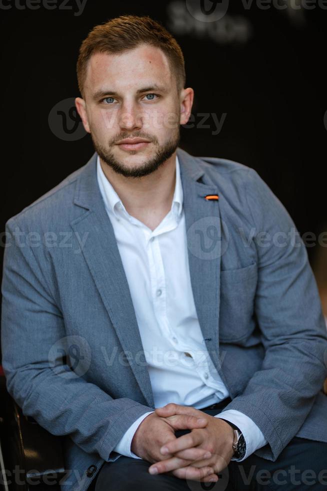 portret van een jong vent bruidegom Bij de opleiding kamp in de kapperszaak foto