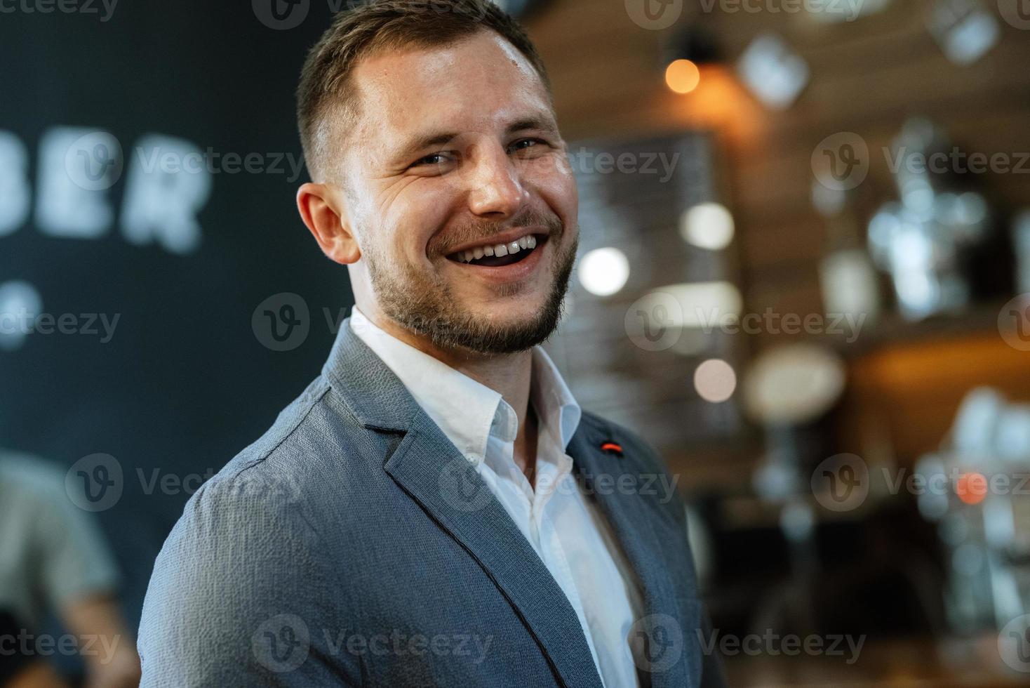 portret van een jong vent bruidegom Bij de opleiding kamp in de kapperszaak foto