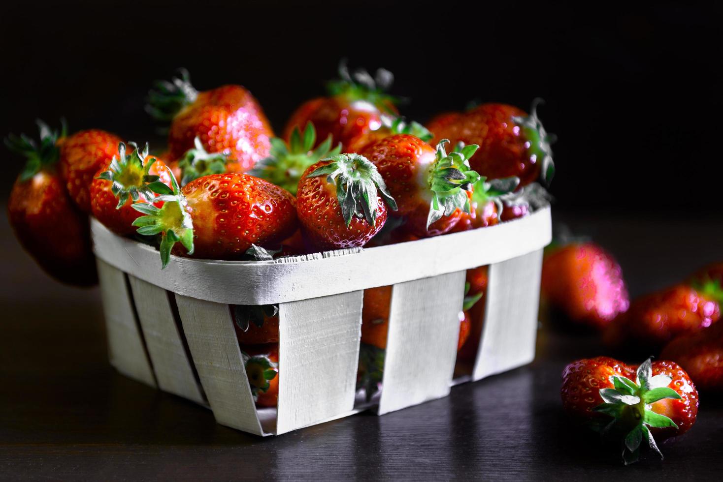 aardbeien op een houten tafel foto