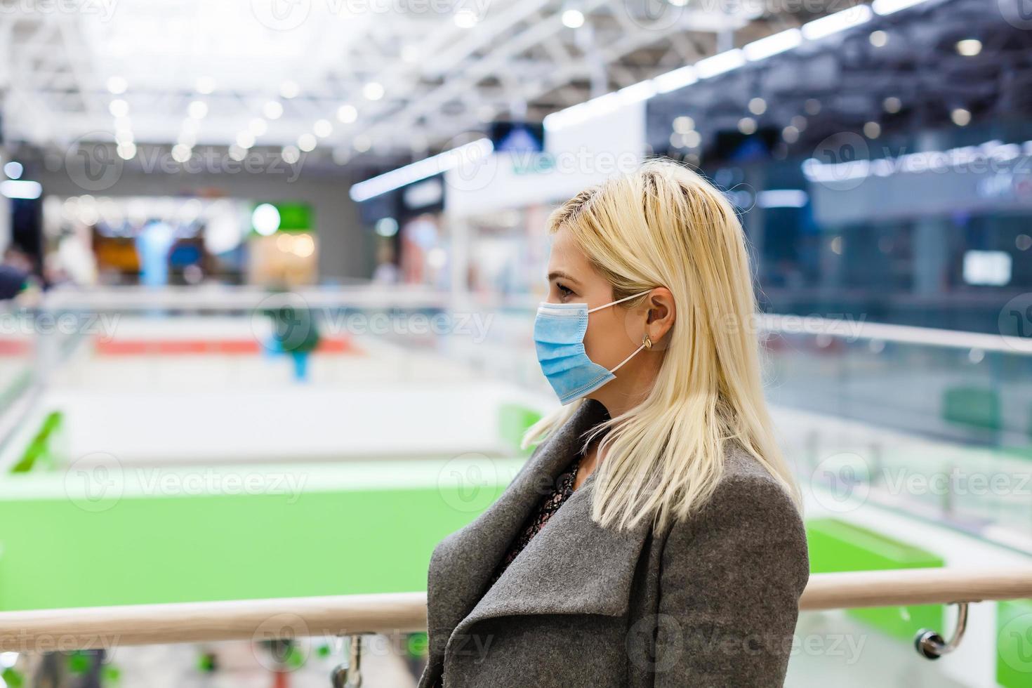 mooi Dames vervelend masker bescherming stof in boodschappen doen winkelcentrum, selectief focus. foto