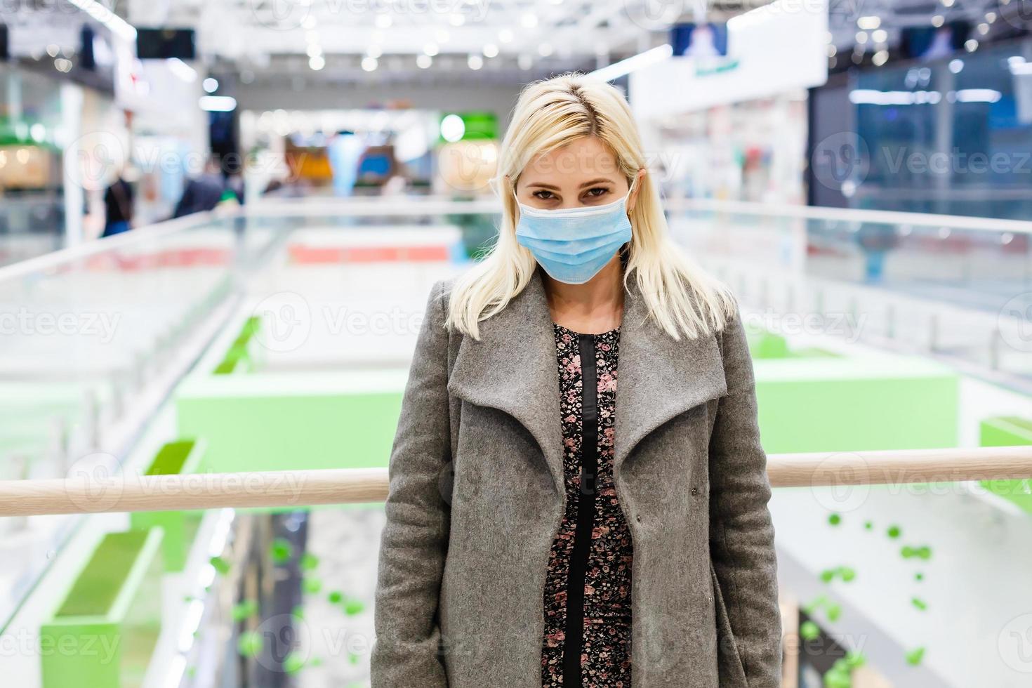 een jong vrouw draagt een beschermend masker terwijl boodschappen doen Bij de winkelcentrum. de concept van ziekte Gezondheid en virus bescherming. foto