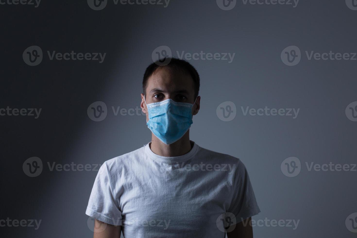 Mens in een beschermend masker, de h1n1 virus foto