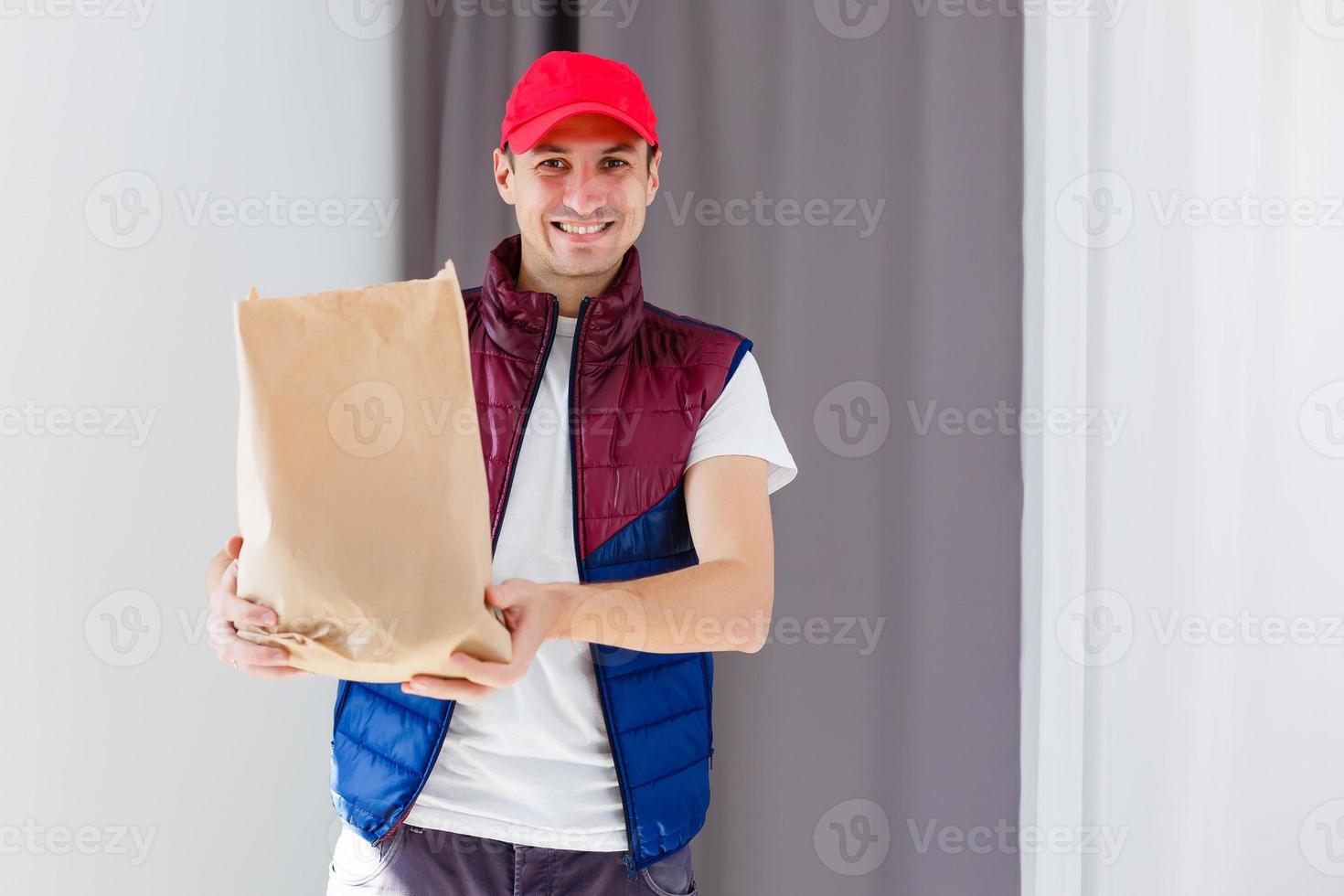 papier houder voor meenemen voedsel. levering Mens is draag- foto