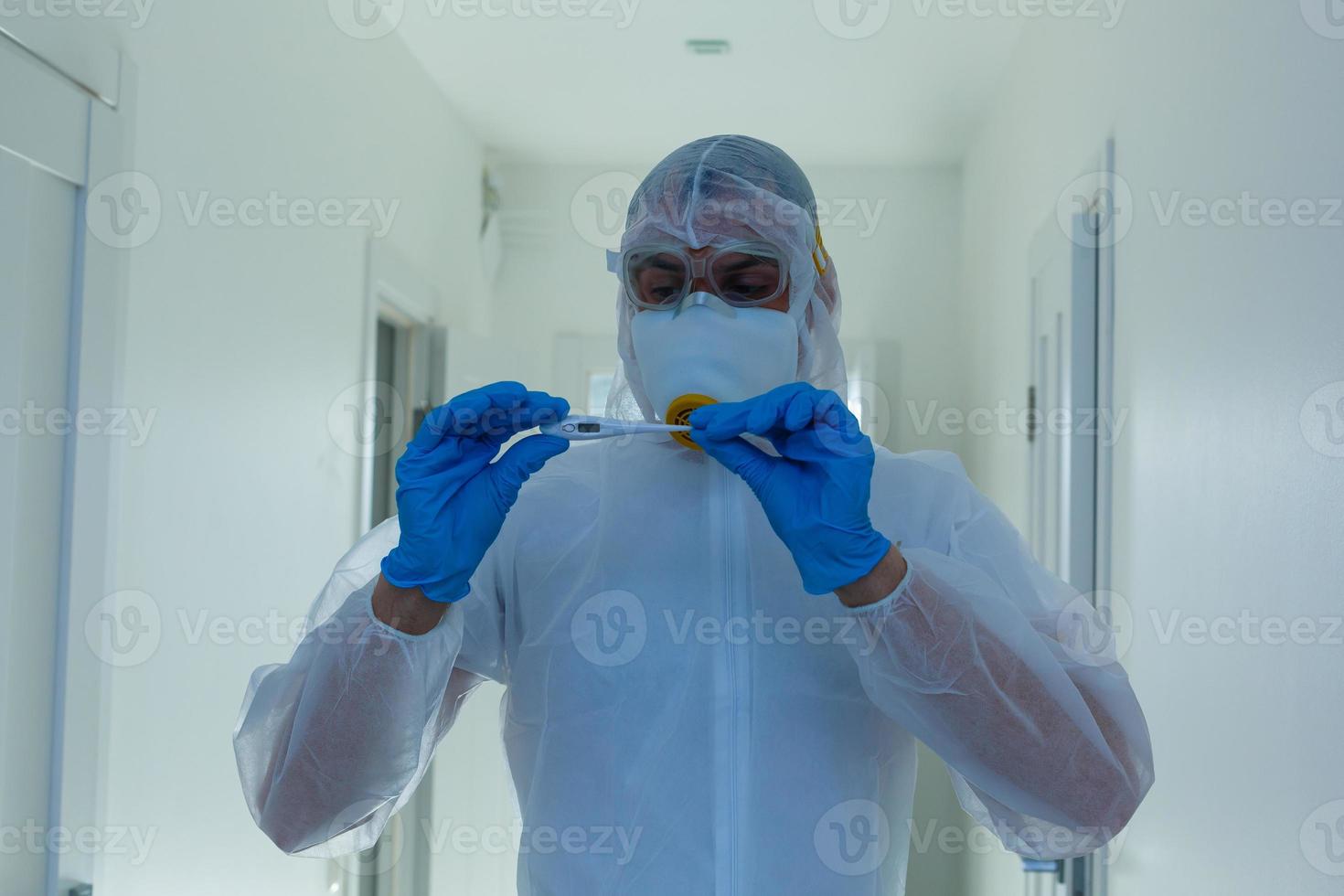 wetenschapper in beschermend dragen, bril en gasmasker foto