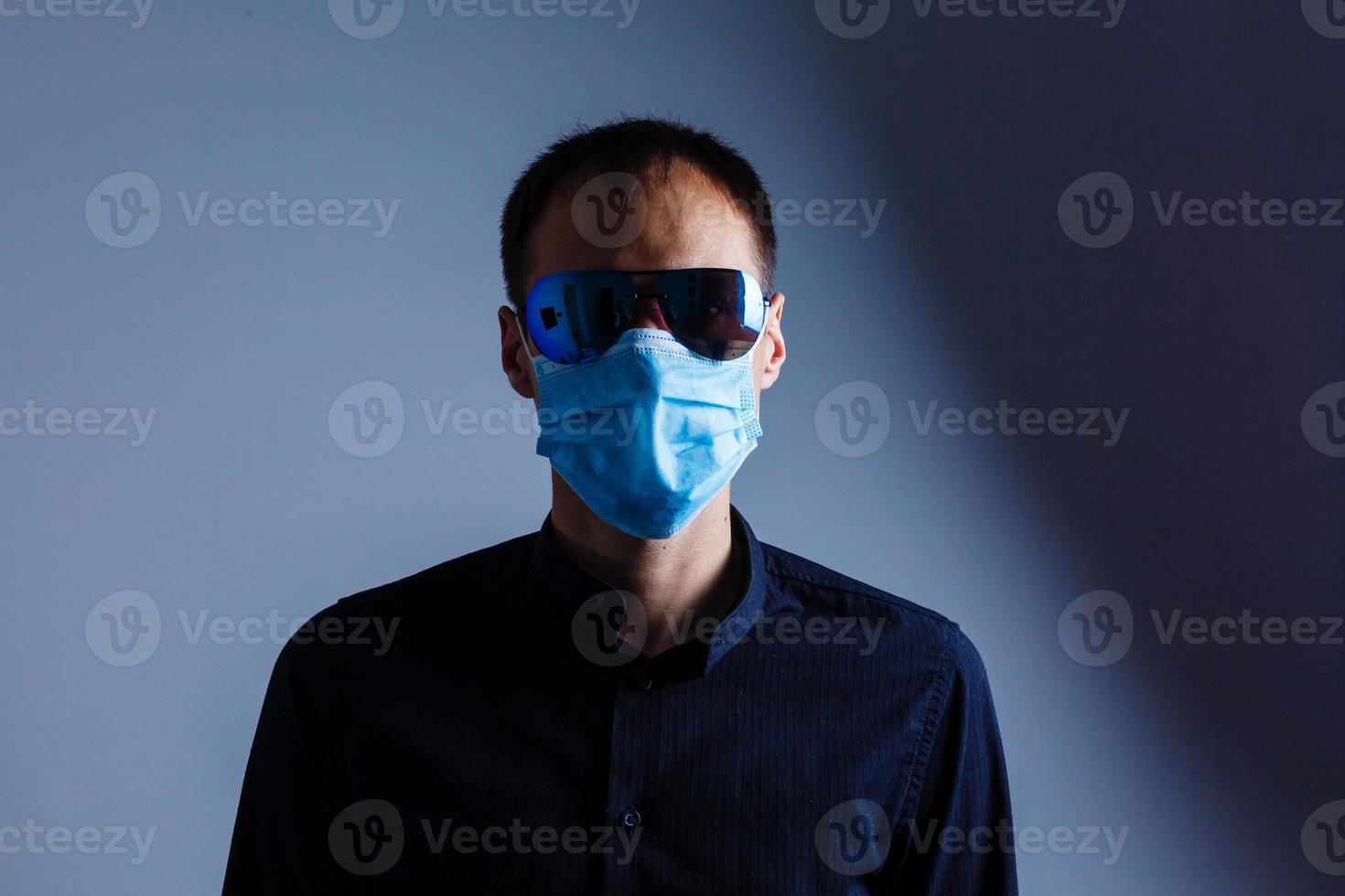 Mens in een beschermend masker, de h1n1 virus foto