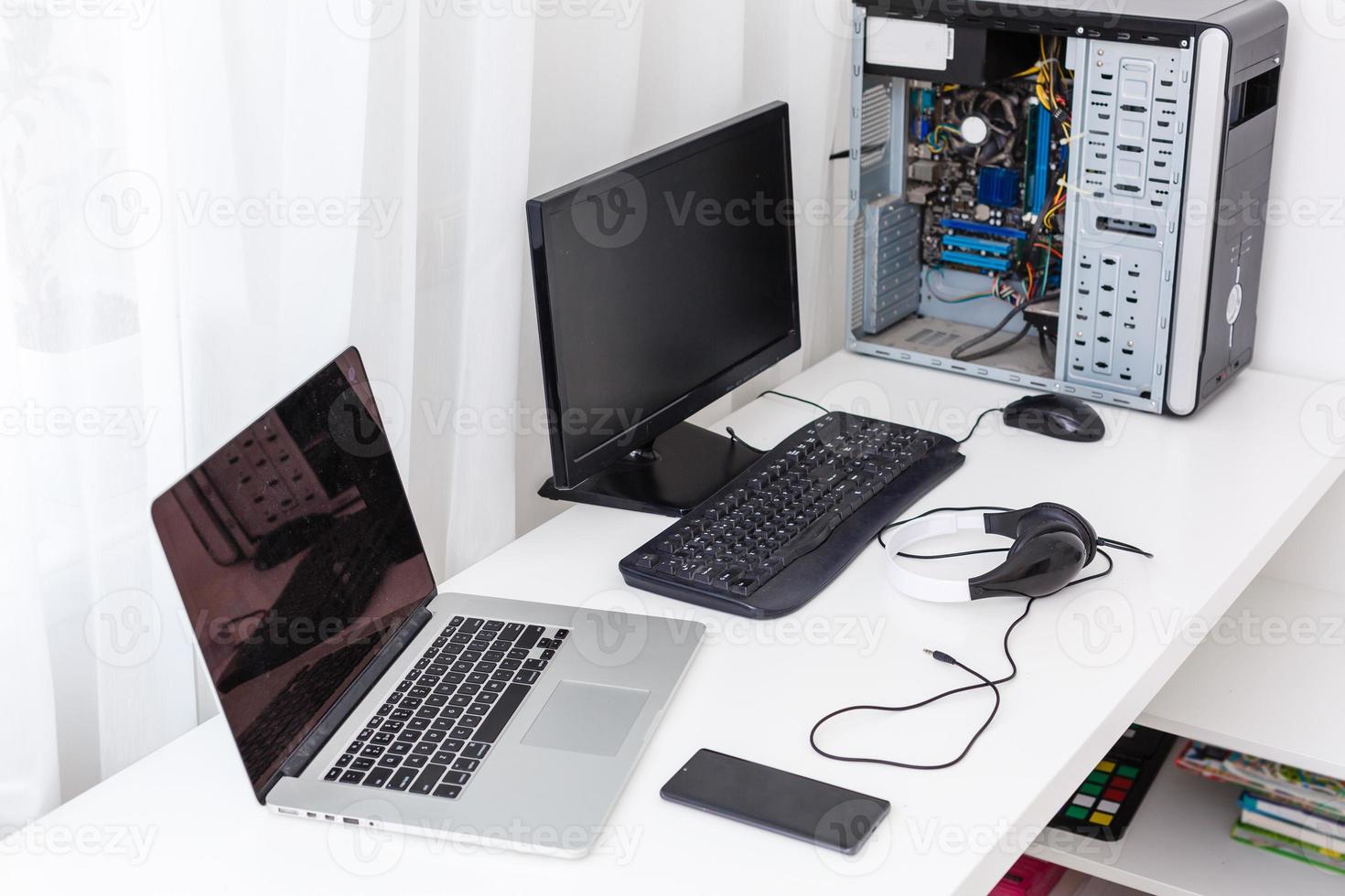 werkruimte achtergrond, laptop en computer Bij huis foto