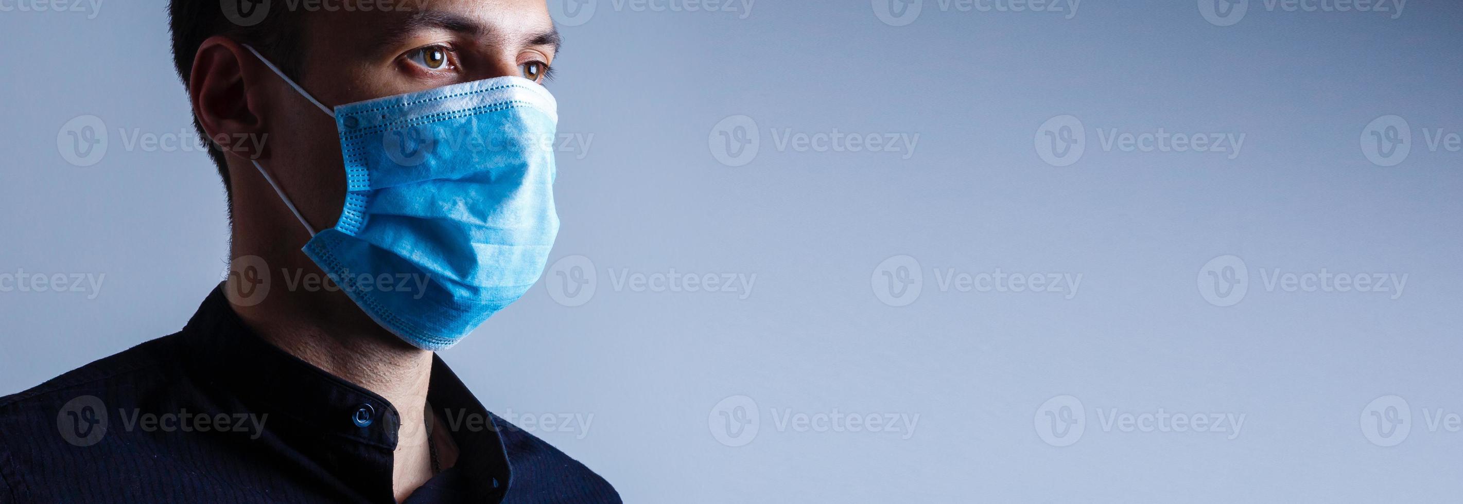 sterk Mens vervelend masker naar voorkomen griep virus en stof lucht verontreiniging Aan wit achtergrond foto