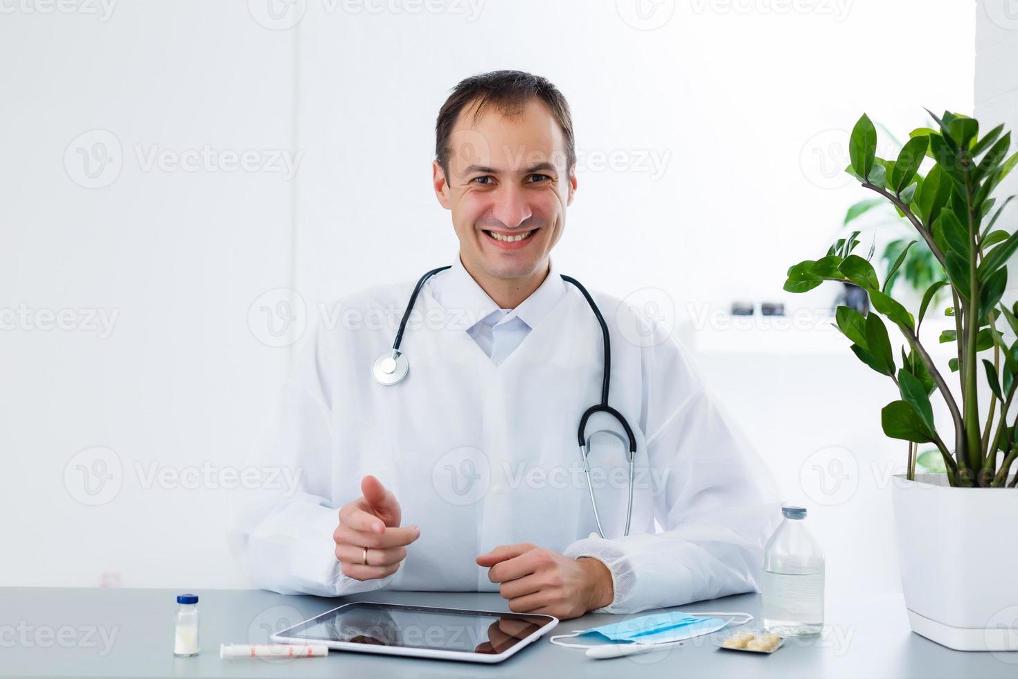 dokter met tablet, online overleg foto