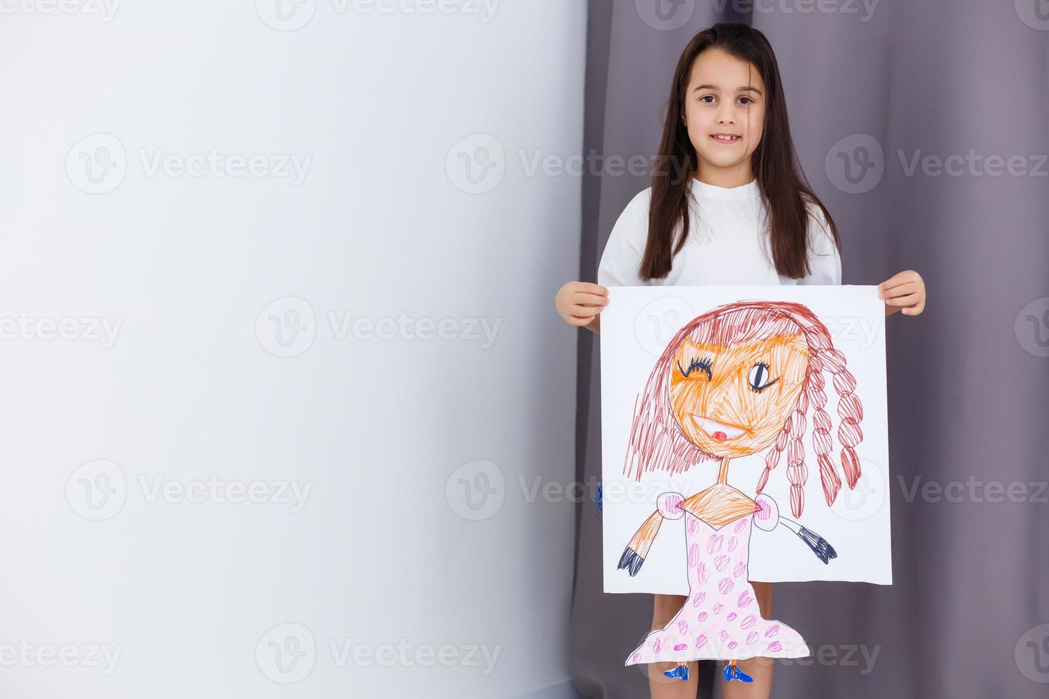 weinig prescholer meisje Holding haar portret afbeelding foto