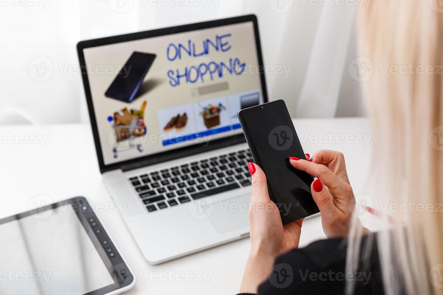 vrouw boodschappen doen online gebruik makend van haar laptop Bij huis foto