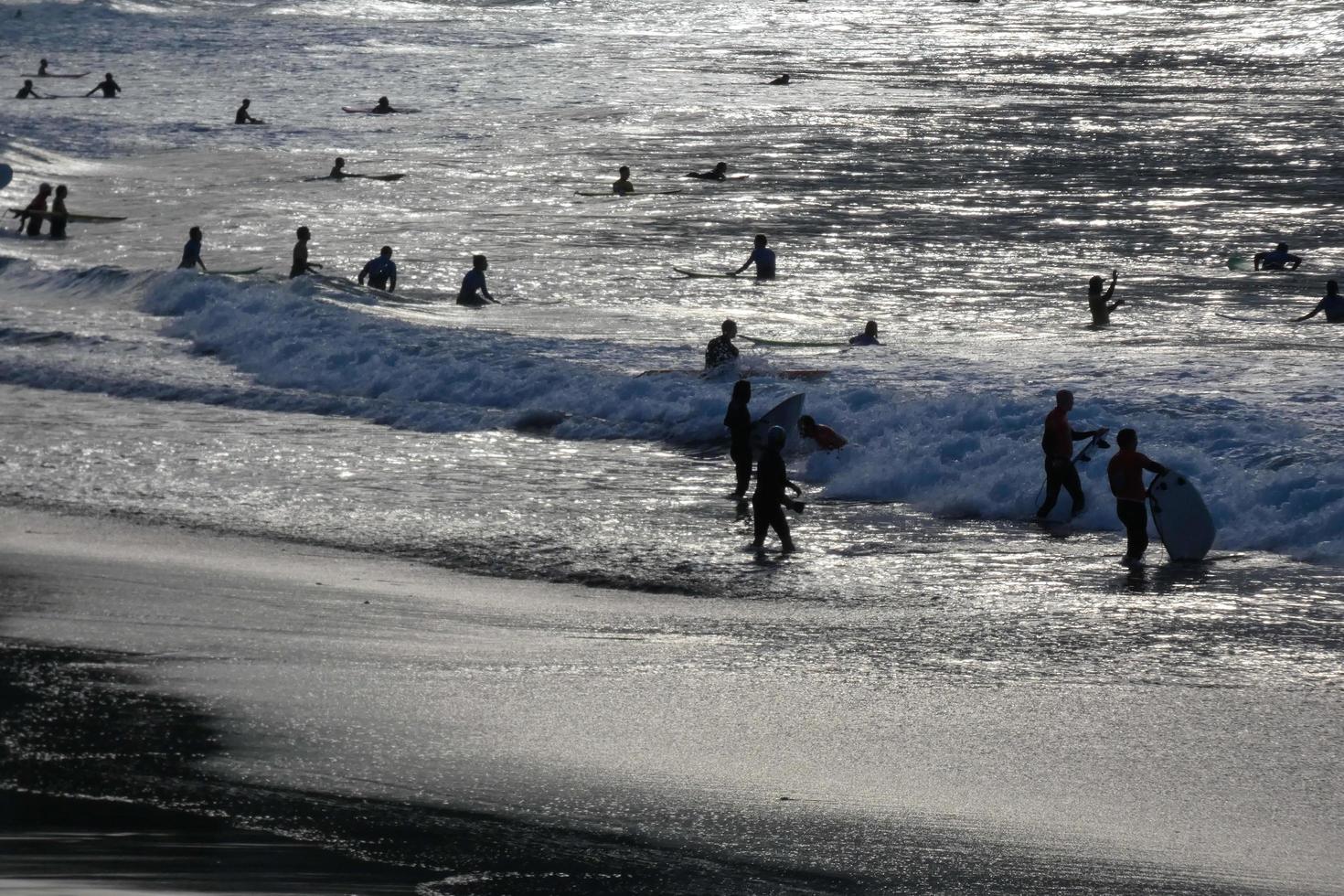 surfen school- Aan een oceaan strand foto