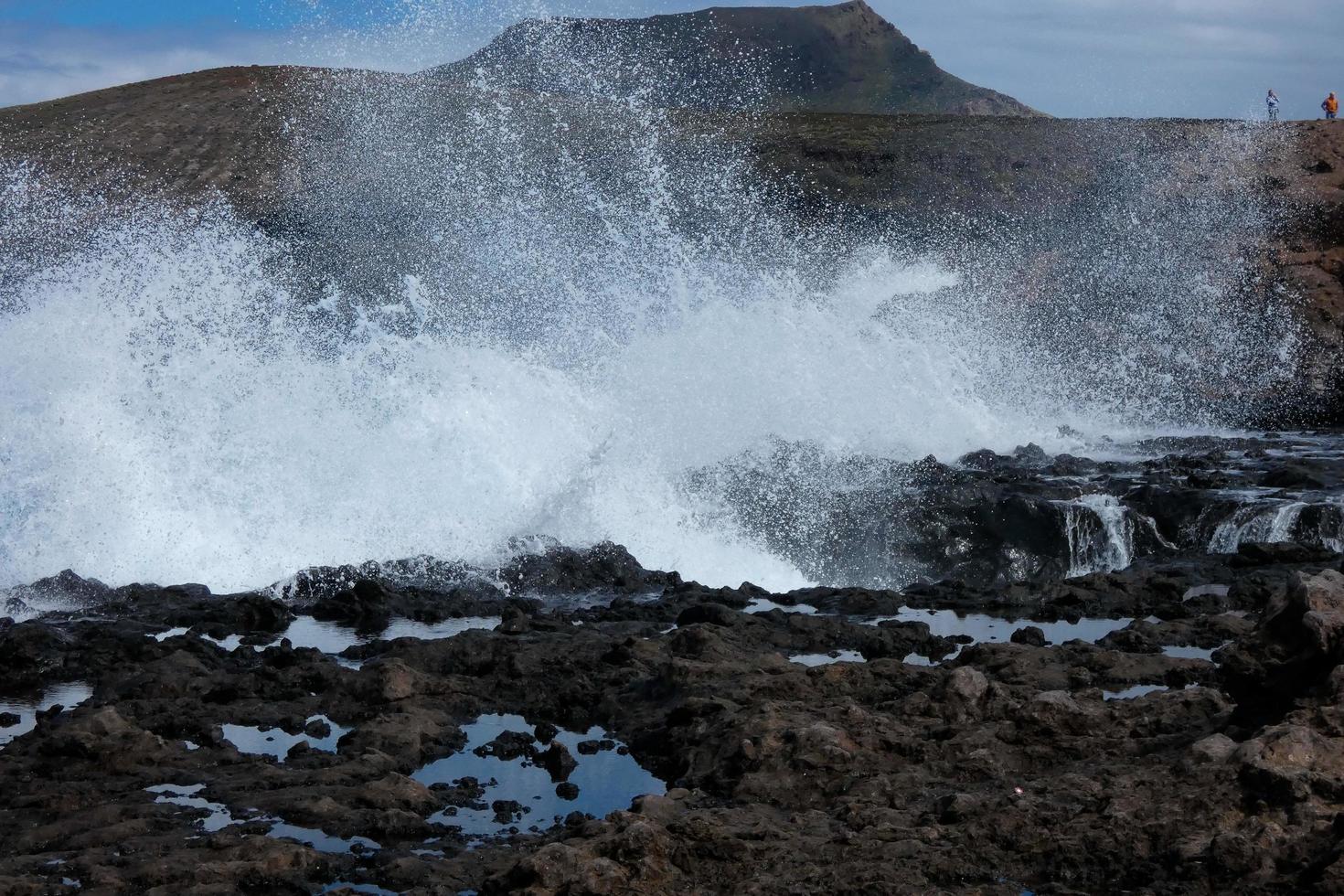 groot golven crashen tegen de rotsen in de oceaan foto