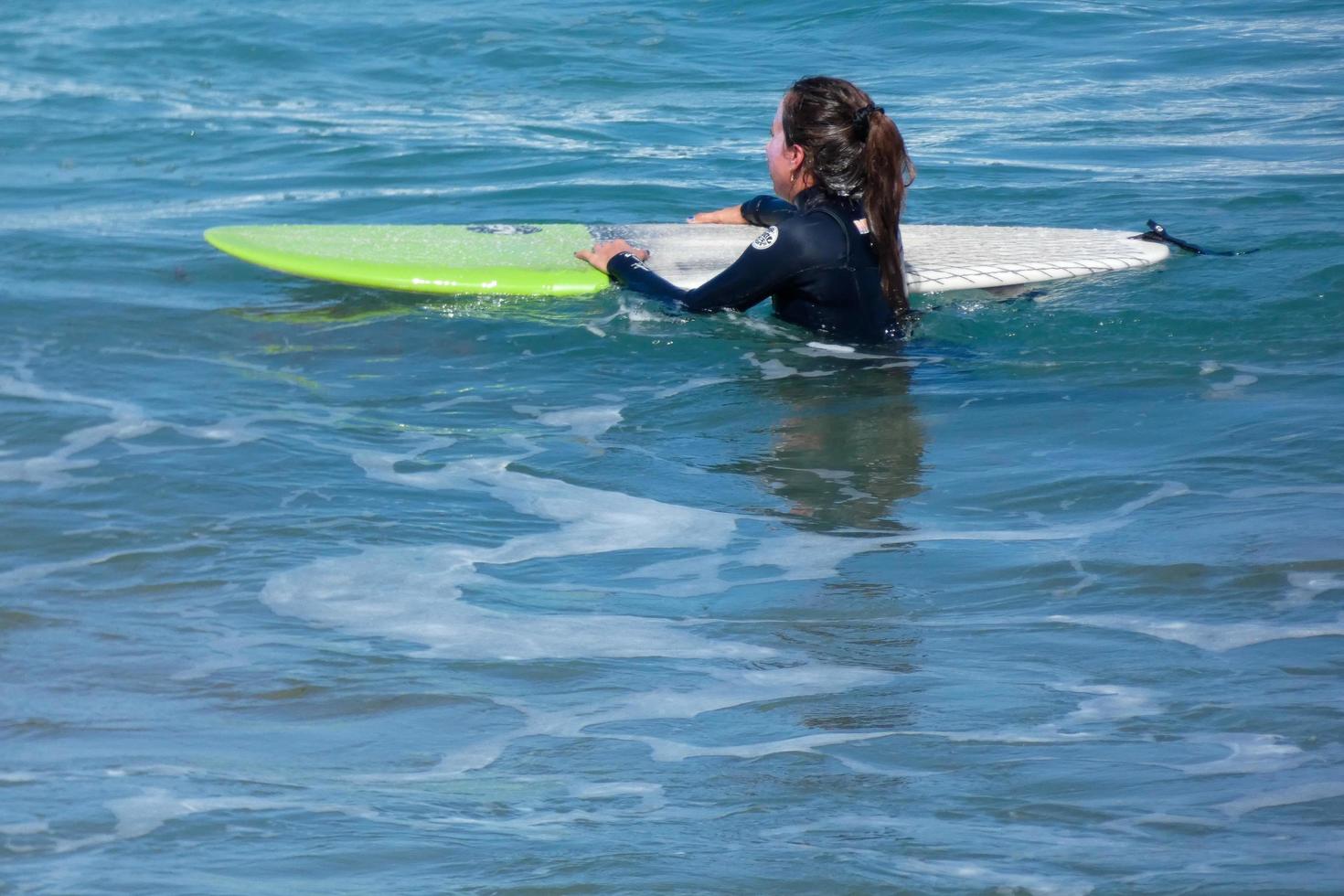 jong atleten beoefenen de water sport van surfing foto