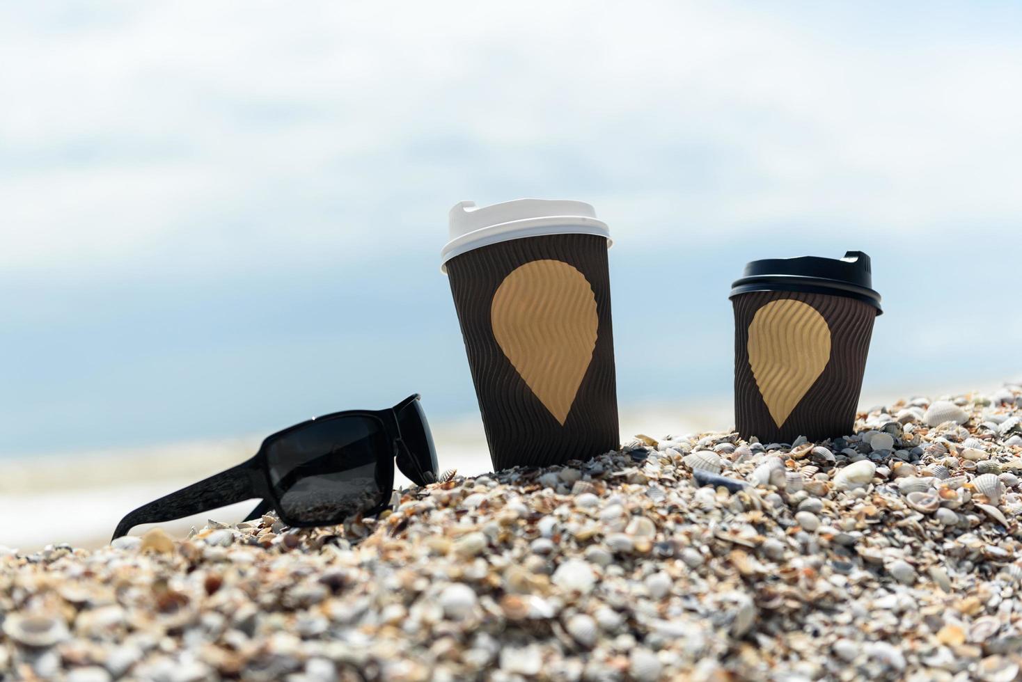 koffiekopjes en glazen aan de kust foto