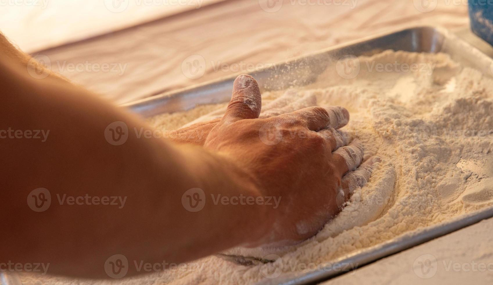 chef voorbereidingen treffen deeg naar maken pizza foto