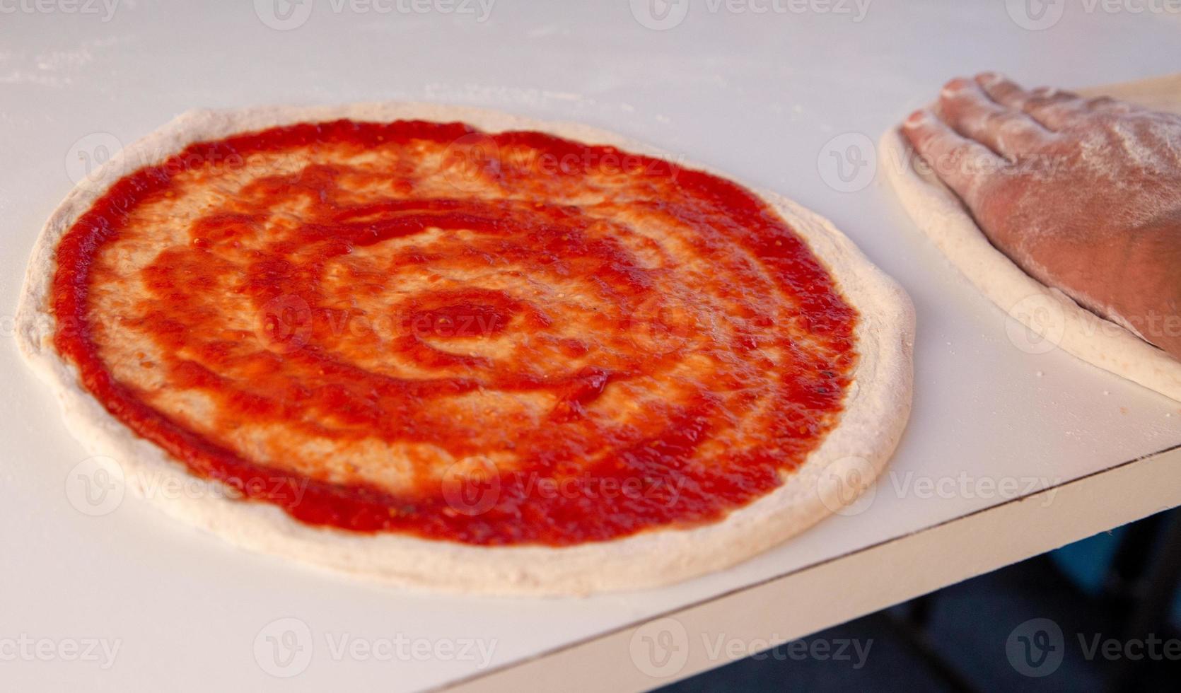 chef maken een pizza foto