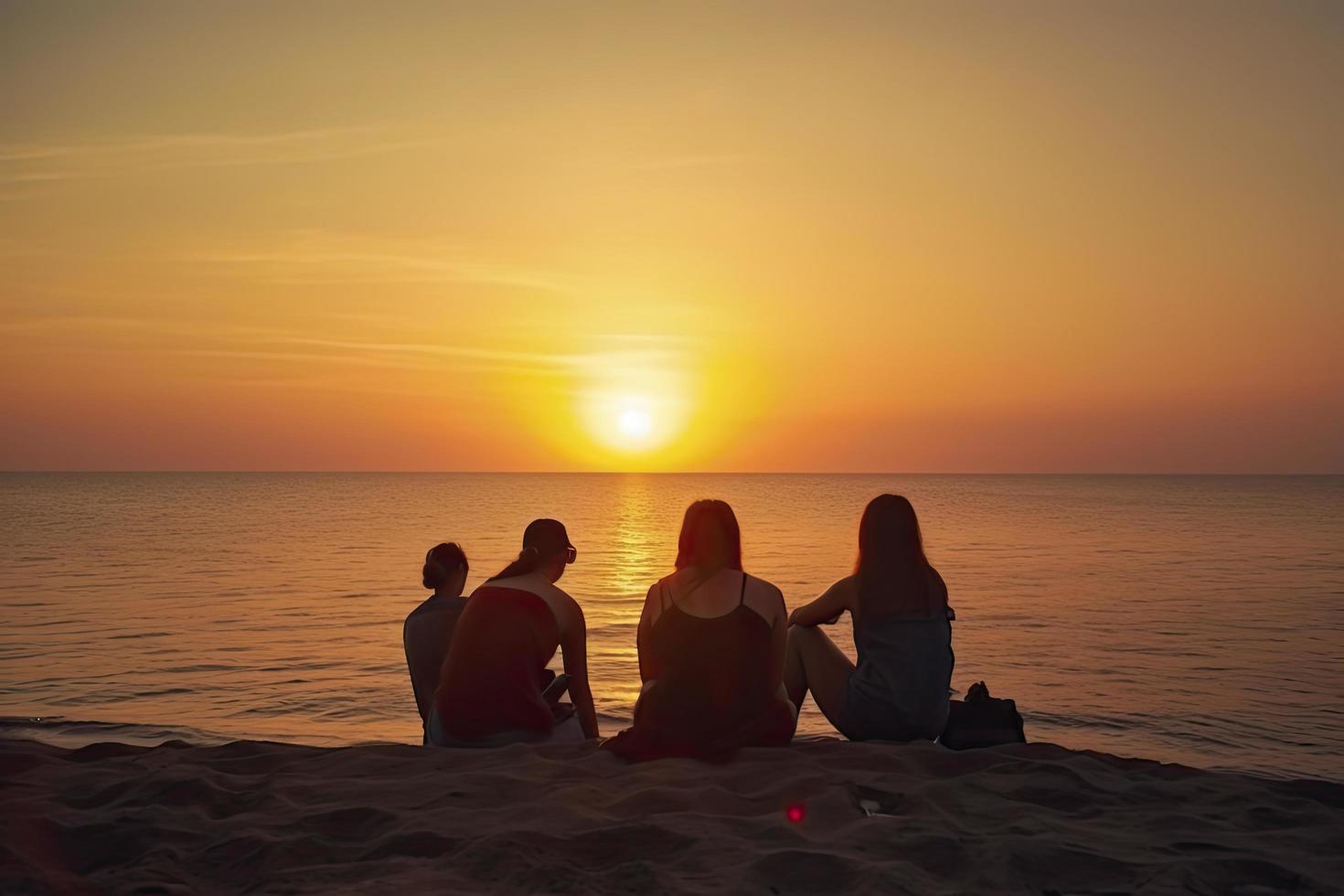 groep van vijf gelukkig mensen zit Aan achtergrond van leeg zonsondergang strand. reizen of zee vakanties concept foto