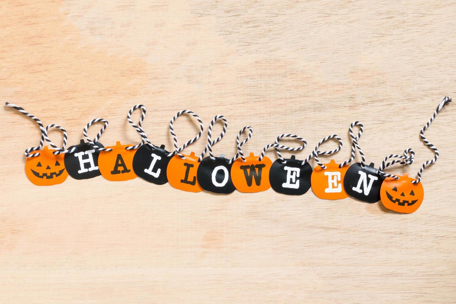 halloween-decoratie, zwarte en oranje vlaggen op een houten achtergrond foto