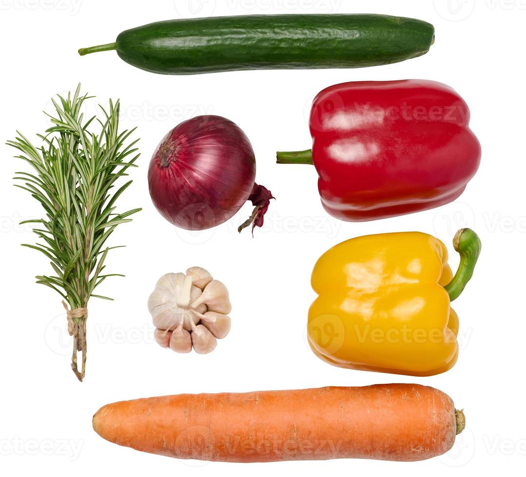 vers groenten, ui, wortel, geel en rood klok pepers, een bundel van rozemarijn Aan een wit geïsoleerd achtergrond. foto