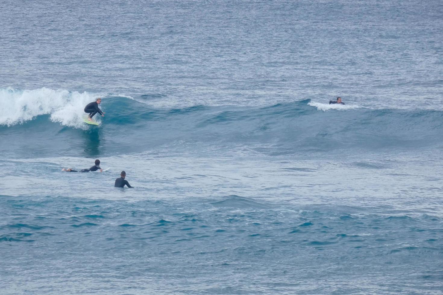 jong atleten beoefenen de water sport van surfing foto