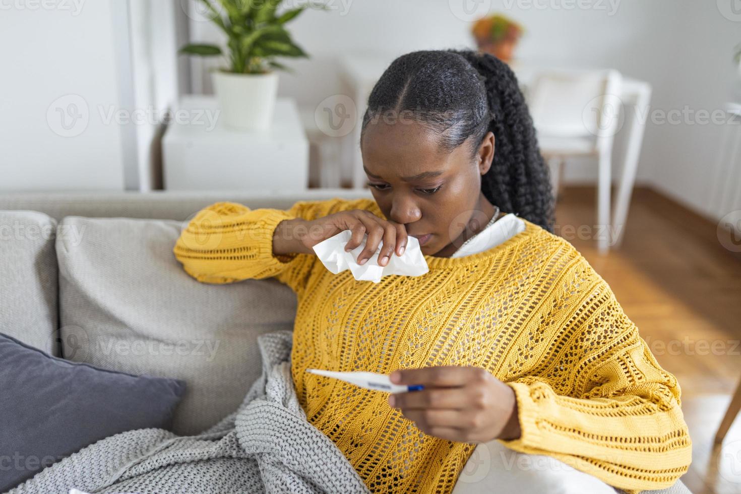 ziekte, seizoensgebonden virus probleem concept. vrouw wezen ziek hebben griep aan het liegen Aan bed op zoek Bij temperatuur Aan thermometer. ziek vrouw aan het liegen in bed met hoog koorts. verkoudheid griep coronavirus, covid19 foto