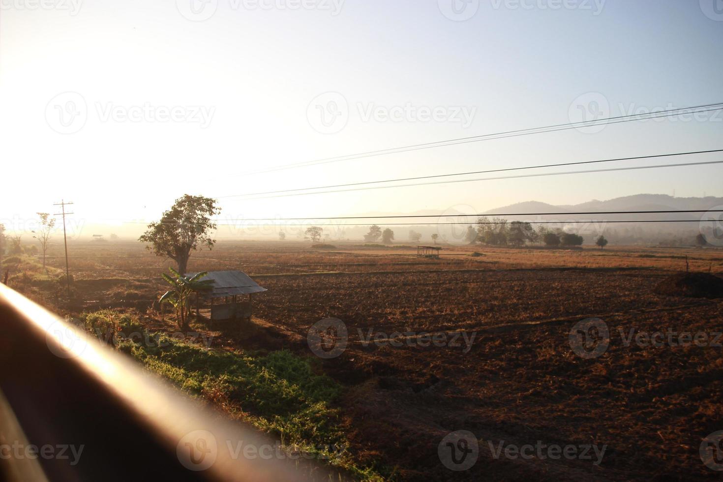 boerderij met zon straal venster visie van trein foto