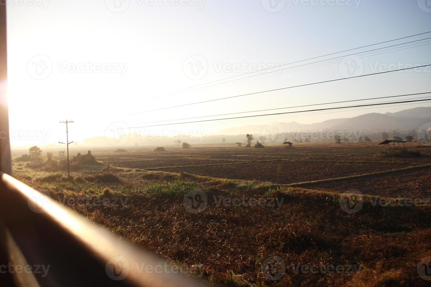 boerderij met zon straal venster visie van trein foto