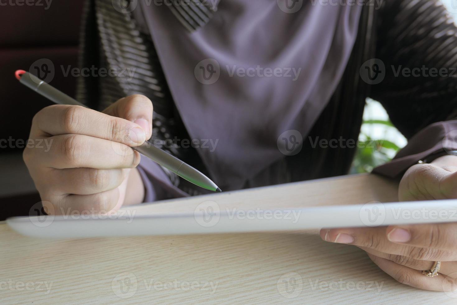 jonge vrouwen die op digitale tablet op kantoor werken foto