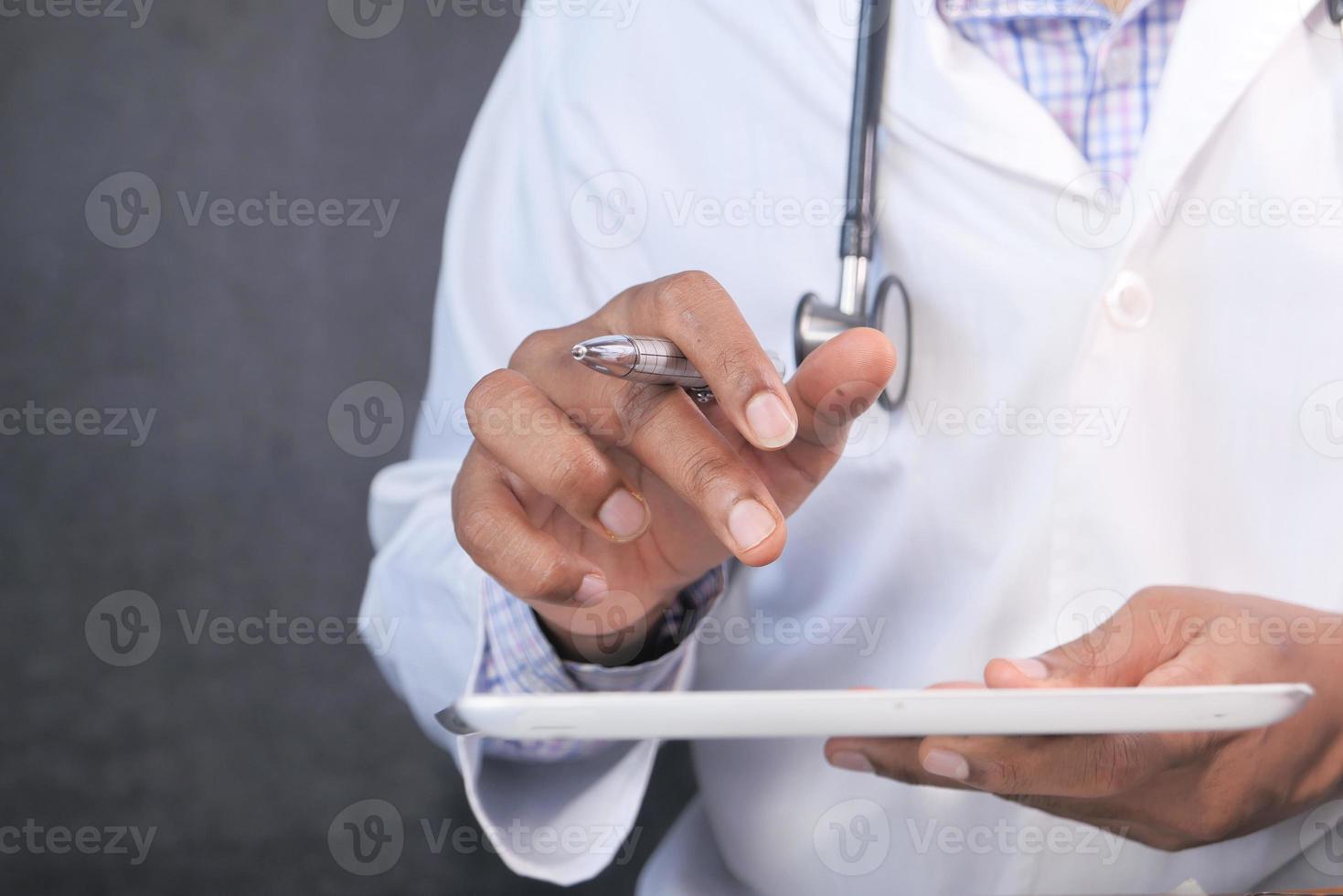 dokter in witte jas gebruikt een digitale tablet foto