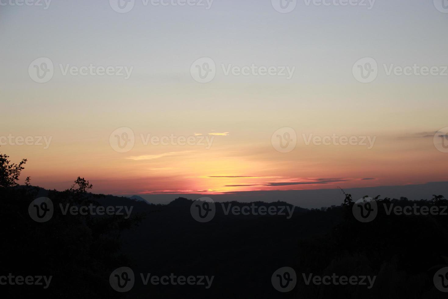 zonsopkomst zonsondergang lucht met wolken over- de berg visie achtergrond foto