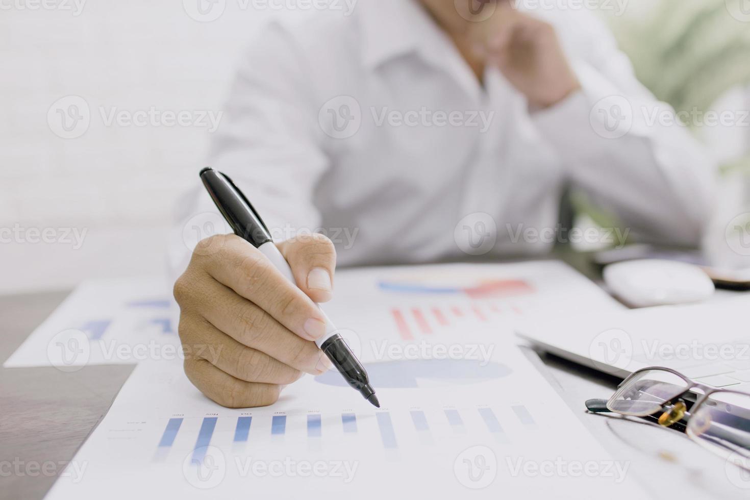 zakenman die financiële documenten controleert foto