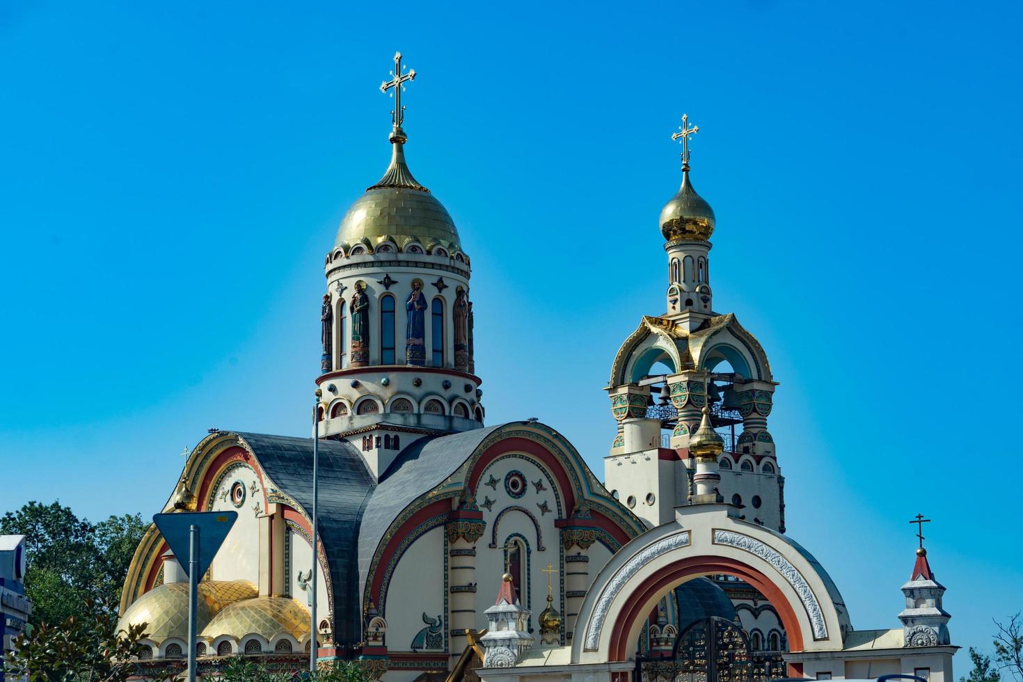 tempel van prins Vladimir met een heldere blauwe hemel in Sotsji, Rusland foto