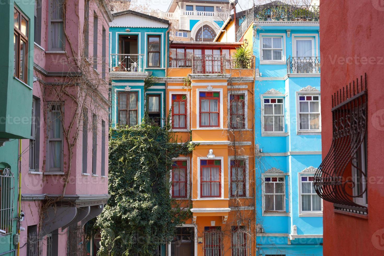 oude huizen in fener district, istanbul, turkije foto