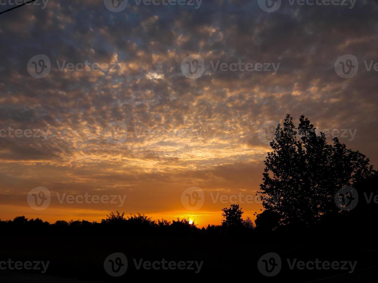 kleurrijk lucht Bij zonsondergang foto