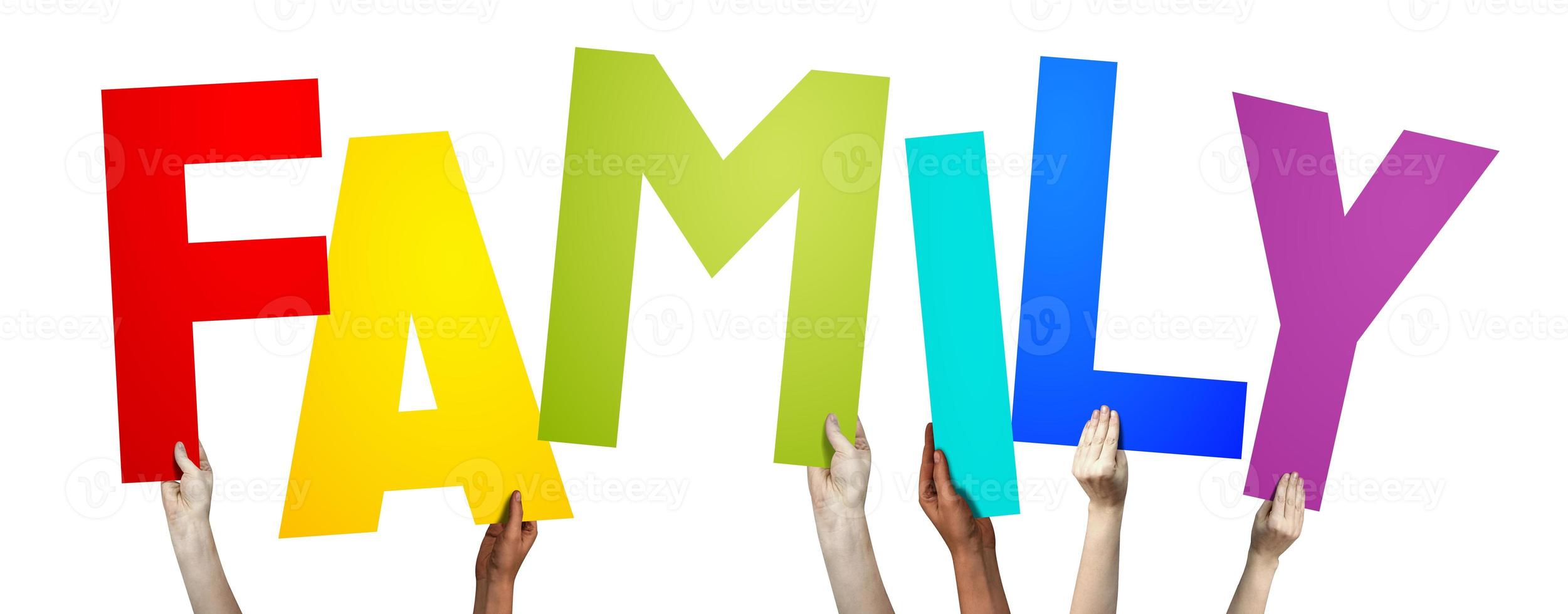 familie - menselijk handen Holding kleurrijk brieven foto