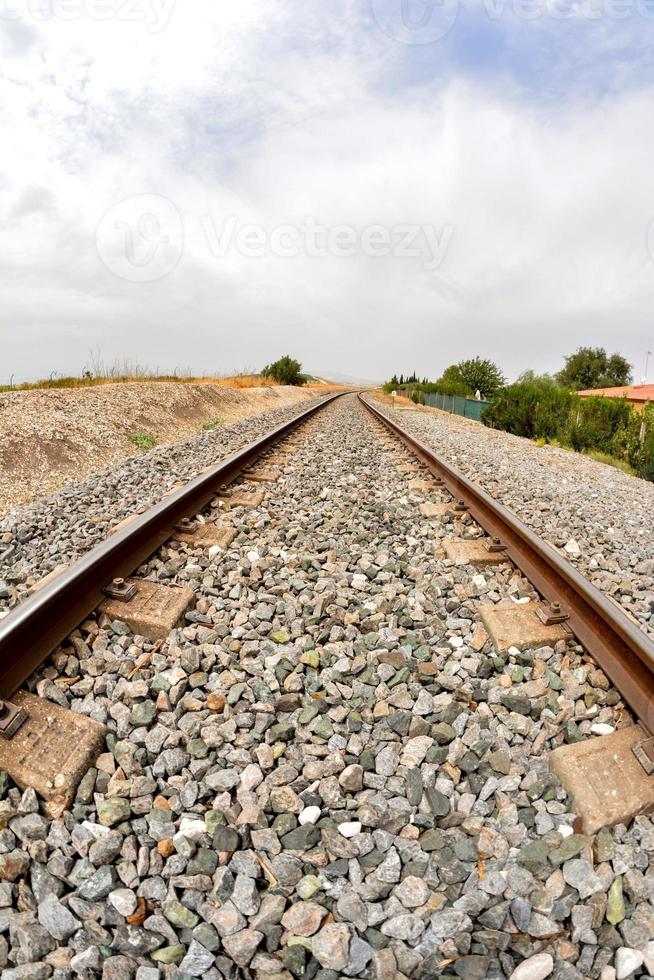 spoorweg sporen door de landschap foto