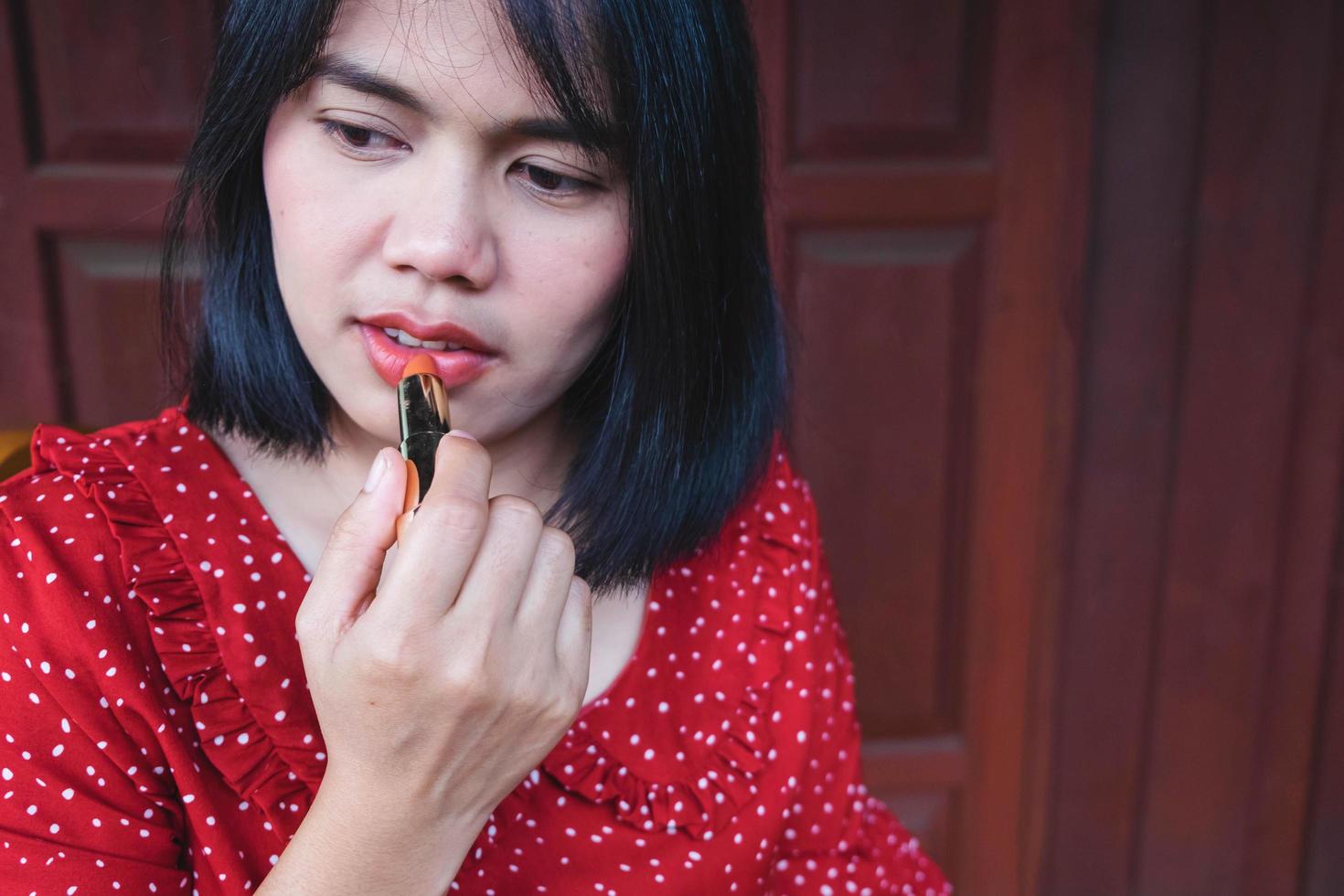 close-up van een vrouw die lippenstift toepast foto