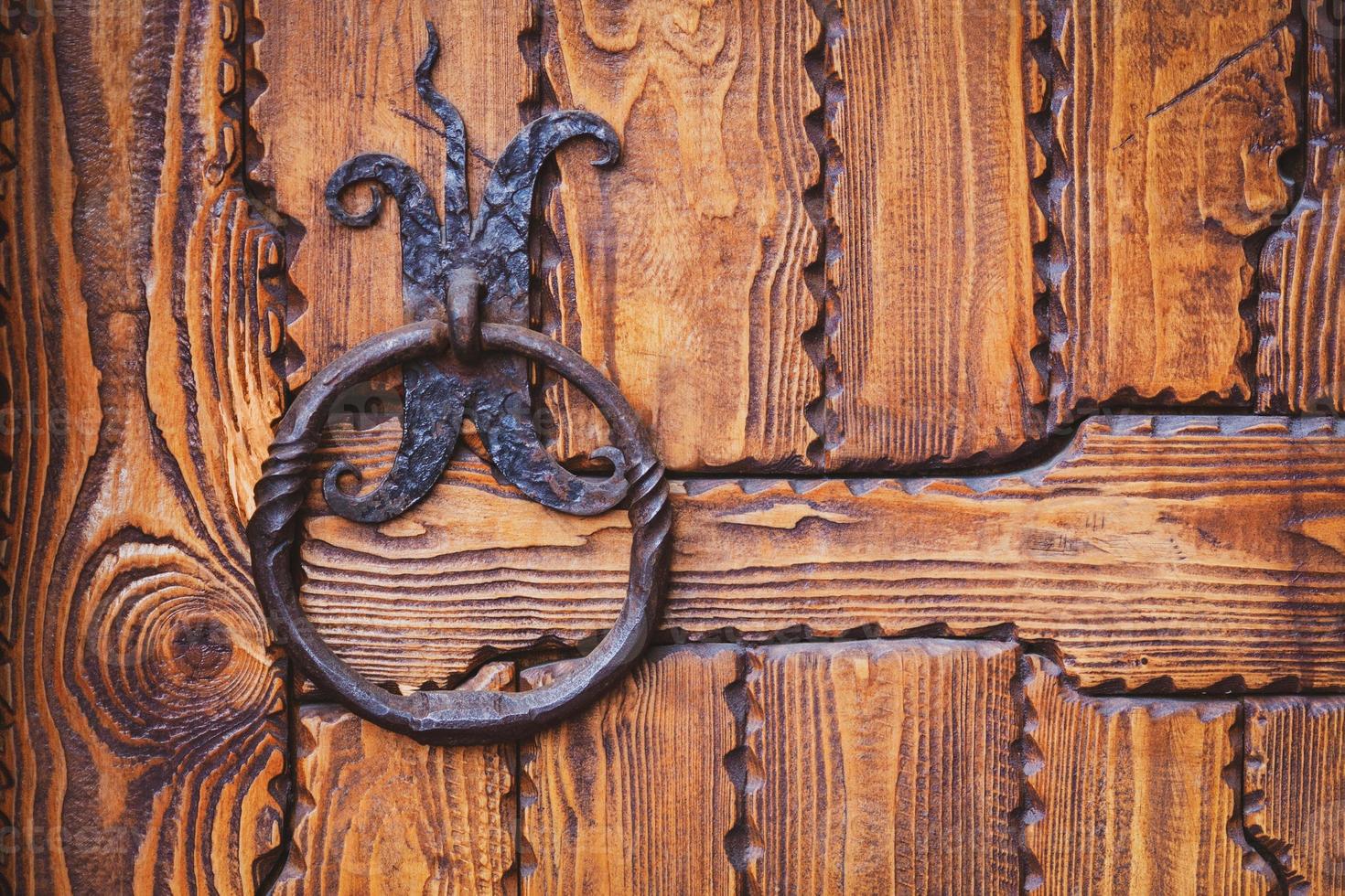 ijzer klopper of ring omgaan met Aan oud houten deur foto