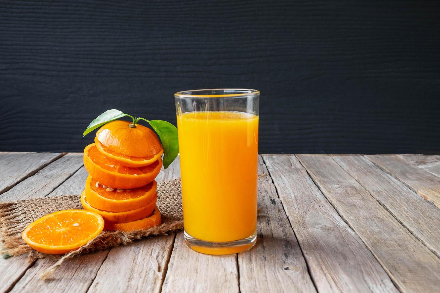 vers sinaasappelsap en jus d'orange op een houten tafel foto