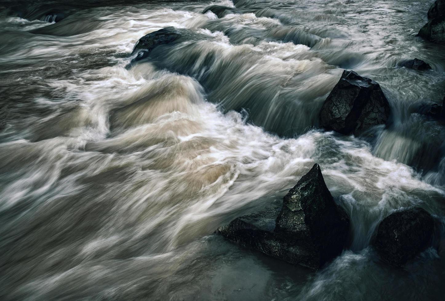 donkere avond wilde rivier foto