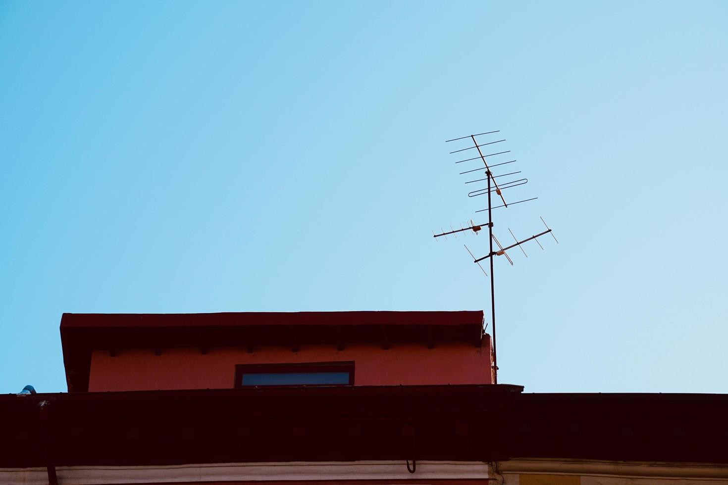 tv-antenne op een dak van een huis foto