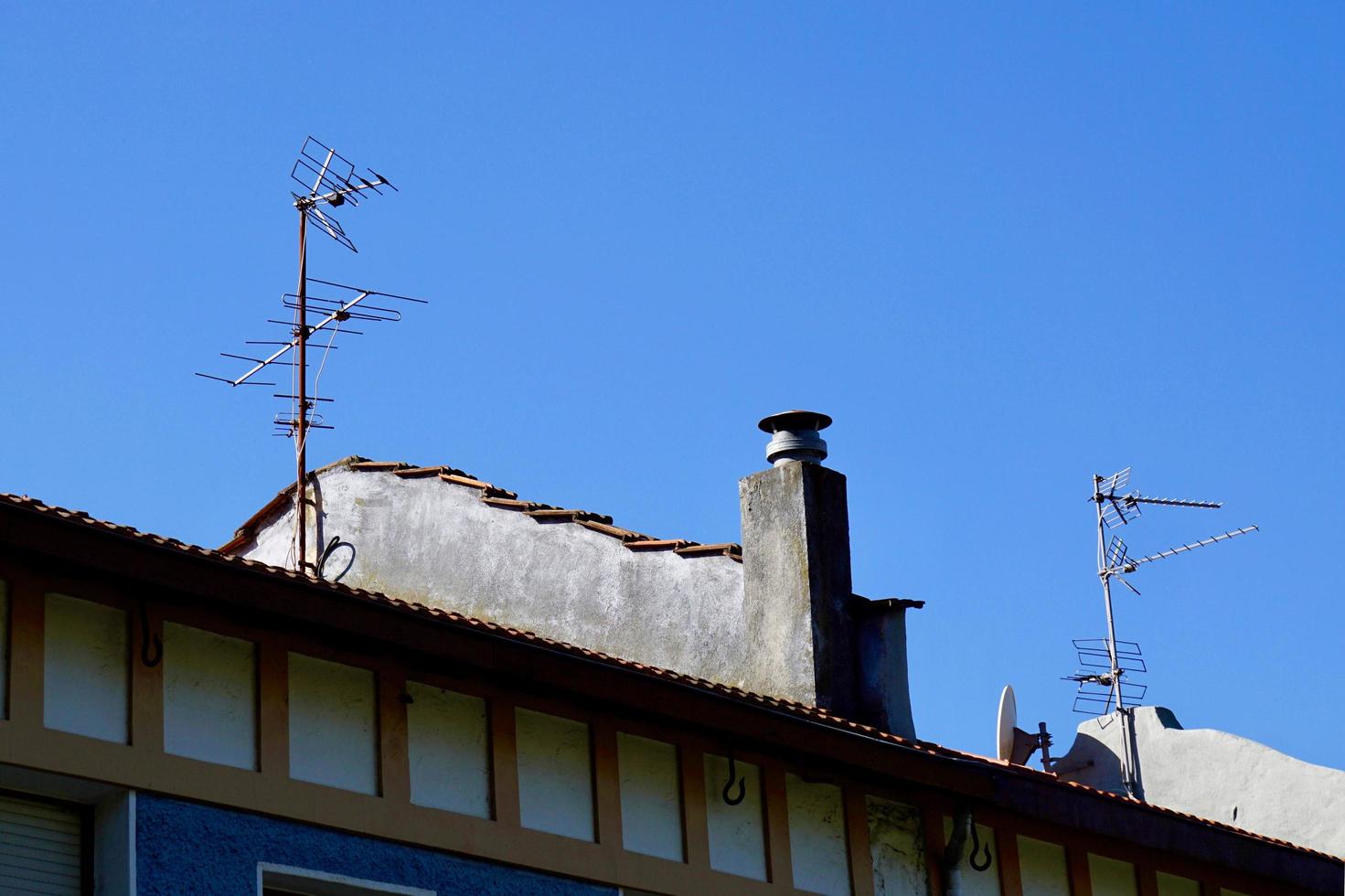 tv-antenne op een dak van een huis foto