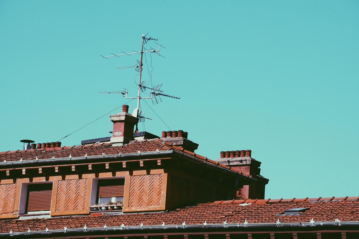 antenne-tv op het dak van het huis foto