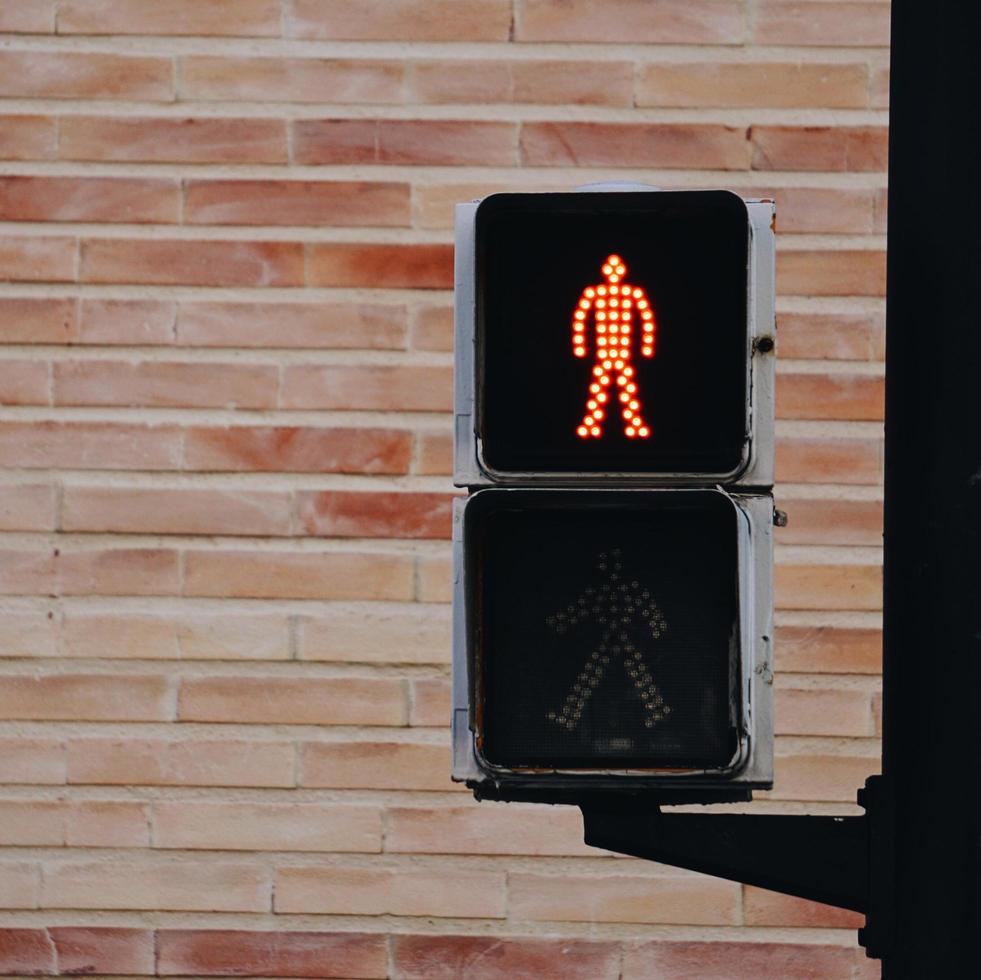 verkeerslicht op straat in de stad foto