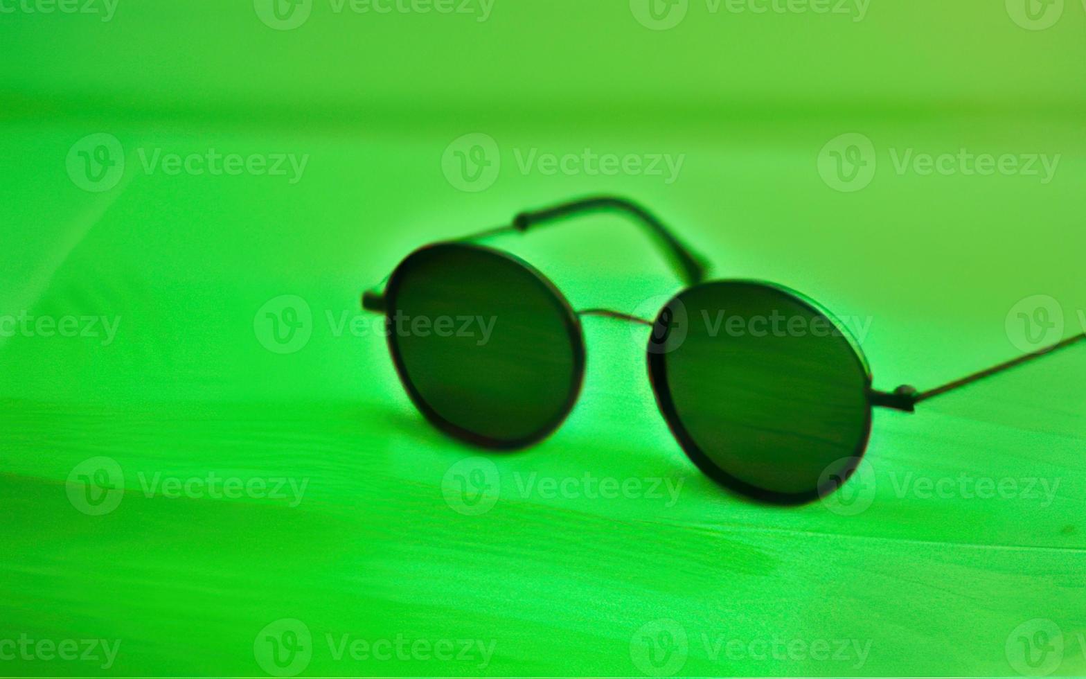 3d geven zonnebril Aan groen achtergrond, stofbril Aan groen foto