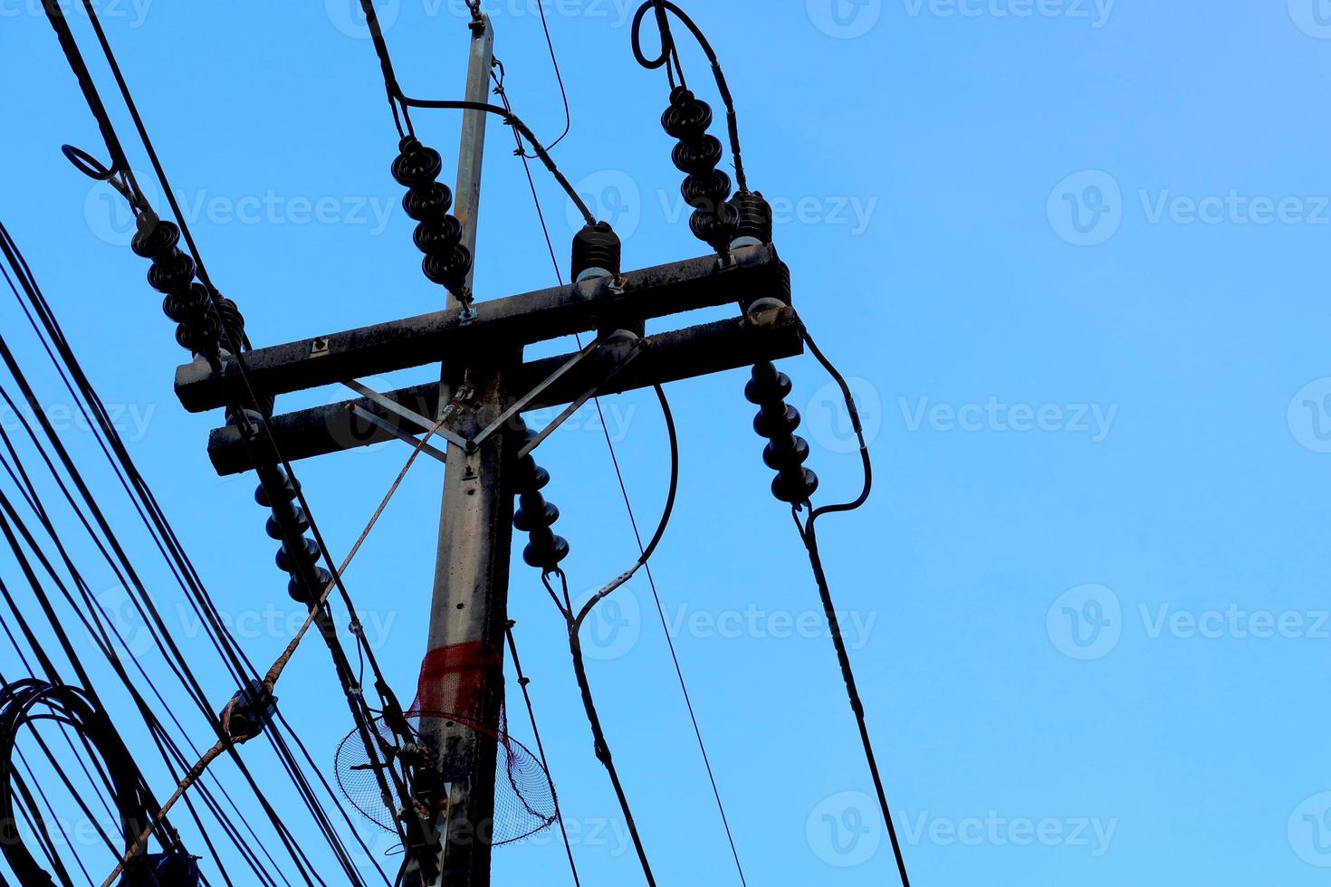 verwarde elektrische draden op stedelijke elektrische paal. ongeorganiseerd en rommelig voor organisatiebeheerconcept. close-up verwarde elektrische draden. zou ondergrondse draad moeten nemen voor een prachtig landschap. foto