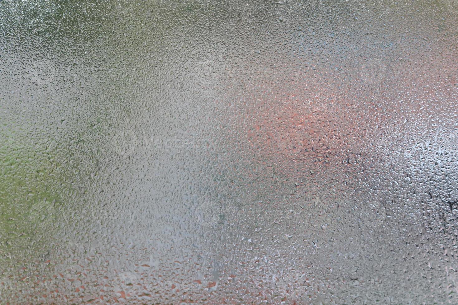 glas met water damp, mist, stromen. een venster met water druppels. beslagen glas foto