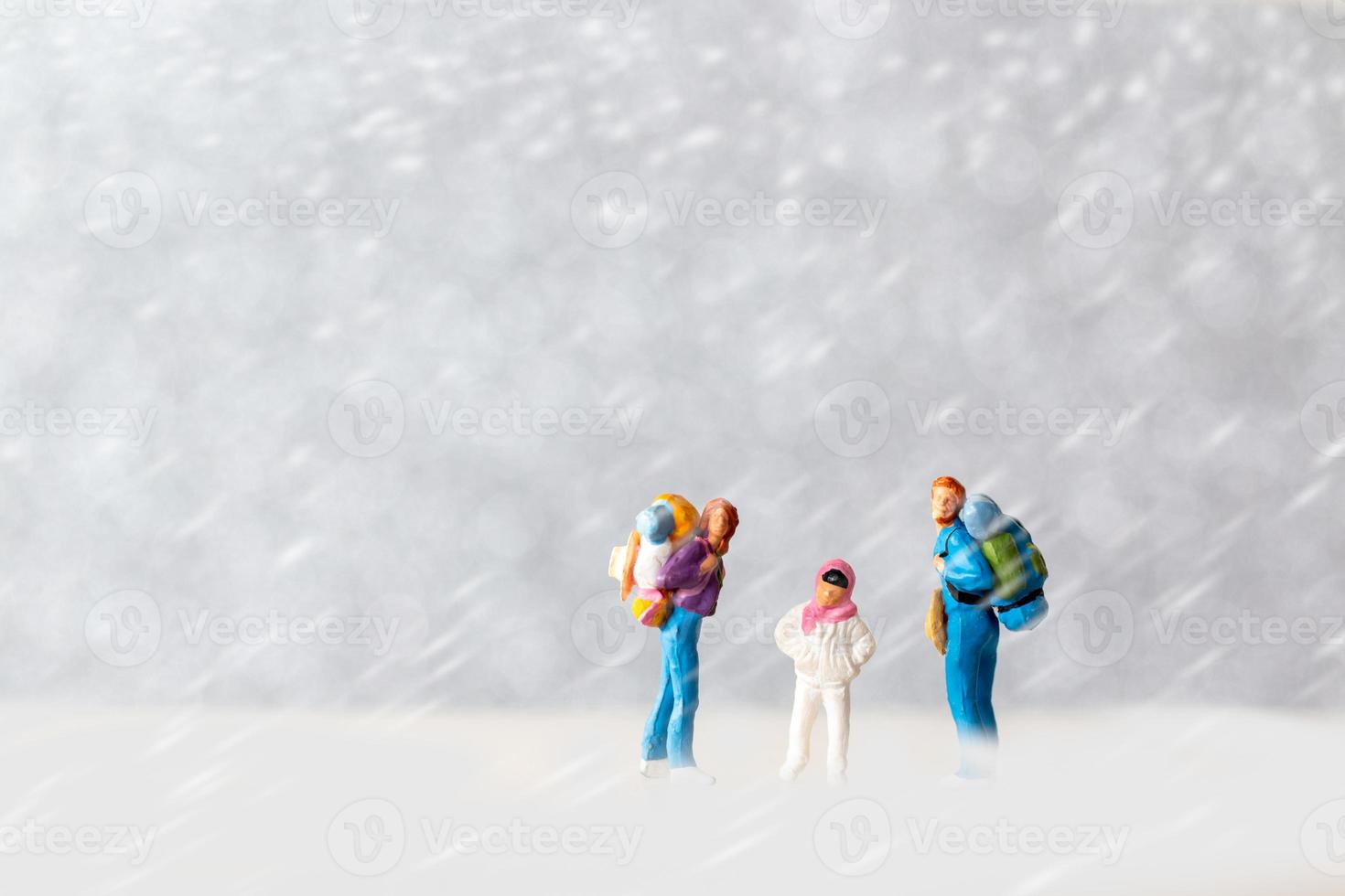 miniatuur mensen gelukkig familie reizen in winter tijd foto